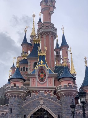 Paris 'teki Disney parkındaki bir binanın detayları. Disneyland Paris, eski adıyla Euro Disney Resort 1992 yılında açıldı. Fransa 'nın Disneyland şehrinde uyuyan güzellik kalesi. Kale Disney parkında