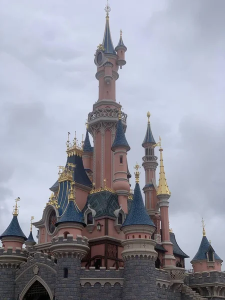 Paris 'teki Disney parkındaki bir binanın detayları. Disneyland Paris, eski adıyla Euro Disney Resort 1992 yılında açıldı. Fransa 'nın Disneyland şehrinde uyuyan güzellik kalesi. Kale Disney parkında