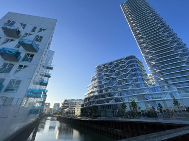 Aarhus Danimarka 'daki Kanal boyunca modern apartman daireleri. Isbjerget 'deki ev. Modern tarz şehir merkezi apartman bloğu manzarası. Aarhus şehrindeki binalar. Modern Konut Geliştirme 