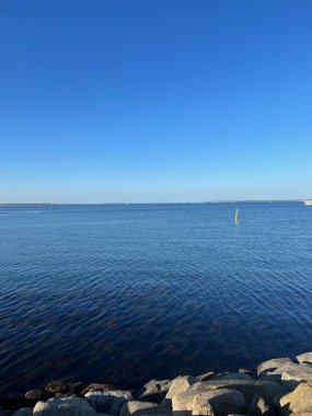 Aarhus Danimarka 'daki Kanal boyunca modern apartman daireleri. Isbjerget 'deki ev. Modern tarz şehir merkezi apartman bloğu manzarası. Aarhus şehrindeki binalar. Modern Konut Geliştirme 