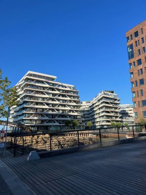 Aarhus Danimarka 'daki Kanal boyunca modern apartman daireleri. Isbjerget 'deki ev. Modern tarz şehir merkezi apartman bloğu manzarası. Aarhus şehrindeki binalar. Modern Konut Geliştirme 