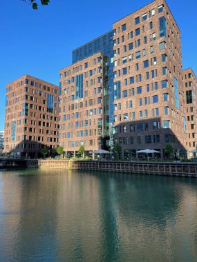 Aarhus Danimarka 'daki Kanal boyunca modern apartman daireleri. Isbjerget 'deki ev. Modern tarz şehir merkezi apartman bloğu manzarası. Aarhus şehrindeki binalar. Modern Konut Geliştirme 