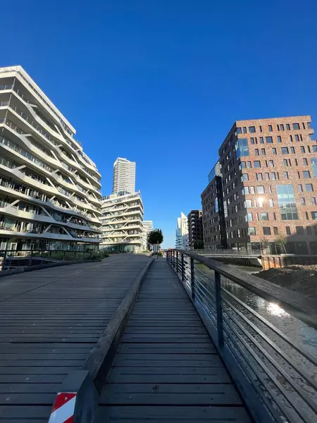 Aarhus Danimarka 'daki Kanal boyunca modern apartman daireleri. Isbjerget 'deki ev. Modern tarz şehir merkezi apartman bloğu manzarası. Aarhus şehrindeki binalar. Modern Konut Geliştirme 