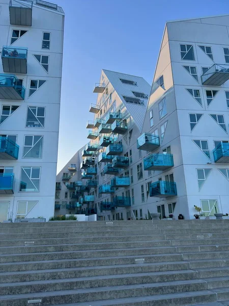 Aarhus Danimarka 'daki Kanal boyunca modern apartman daireleri. Isbjerget 'deki ev. Modern tarz şehir merkezi apartman bloğu manzarası. Aarhus şehrindeki binalar. Modern Konut Geliştirme 