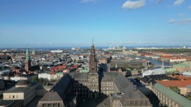 Kopenhag Halk Meclisi Christiansborg Sarayı. Kopenhag 'ın merkez adası Slotsholmen' deki Christiansborg Sarayı. Danimarka 'daki Cristiansborg Kalesi. Danimarka Parlamentosu Folketinget. İHA atışı