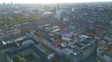 Yukarıdan gelen Kopenhag 'da kilise, park ve binalar görüldü. Hristiyanhavn 'dan Kopenhag Panoraması. Kopenhag şehri yukarıdan görünüyor. Güzel evler. Hava aracı atışı. İHA Uçuşu 