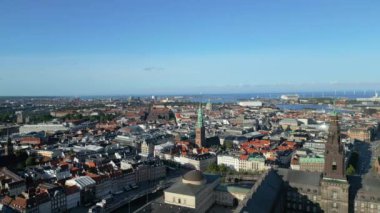 Kopenhag Halk Meclisi Christiansborg Sarayı. Kopenhag 'ın merkez adası Slotsholmen' deki Christiansborg Sarayı. Danimarka 'daki Cristiansborg Kalesi. Danimarka Parlamentosu Folketinget. İHA atışı