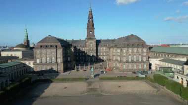 Kopenhag Halk Meclisi Christiansborg Sarayı. Kopenhag 'ın merkez adası Slotsholmen' deki Christiansborg Sarayı. Danimarka 'daki Cristiansborg Kalesi. Danimarka Parlamentosu Folketinget. İHA atışı