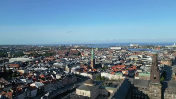 コペンハーゲン クリスチャンボー宮殿 スロットシャルメンの中央島にあるクリスチャンボー宮殿 デンマークのクリスチャンボー城 デンマークの国会議員 ドローンショット — ストック動画
