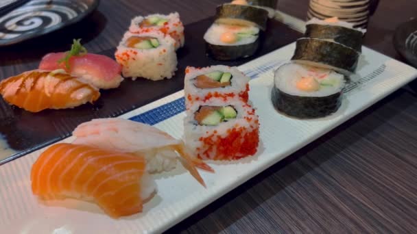 Sushi Pãezinhos Prato Close Rolos Sushi Placa Sushi Retangular Conjunto — Vídeo de Stock