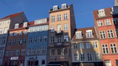 Reklam caddesi - Kopenhag renkli eski kasaba sokağı. Renkli geleneksel binalar. Kopenhag 'ın eski kasabası Danimarka' da Cobbled Caddesi. Kopenhag 'ın merkezinde dar bir caddenin görüntüsü. 