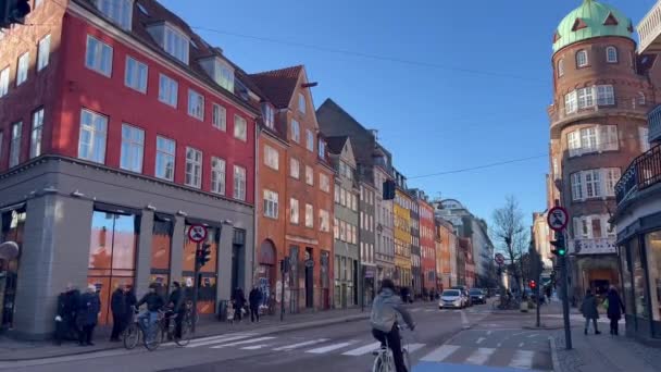 広告ストリート コペンハーゲンカラフルな古い街路 カラフルな伝統的な建物 コペンハーゲンの古い町 デンマークのコブリッドストリート コペンハーゲン中心部の狭い通りの眺め — ストック動画