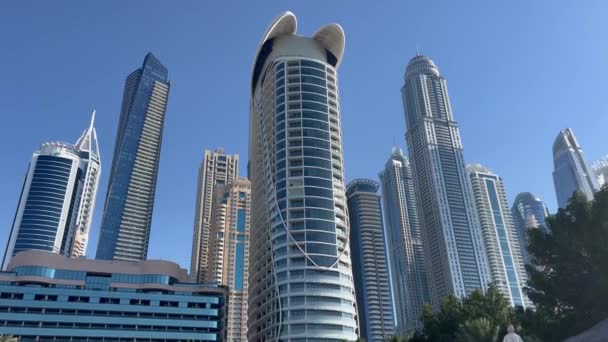 阿拉伯联合酋长国迪拜的滨海市天际线 阿联酋迪拜的摩天大楼 办公大楼和住宅大楼 房地产和地标 迪拜码头摩天大楼 豪华的 — 图库视频影像