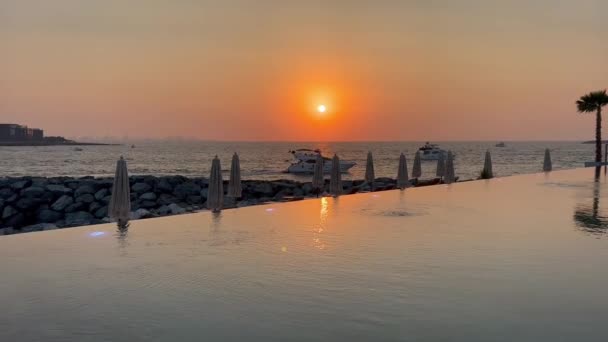 夕阳西下的迪拜码头和Jbr地区 以及著名的摩天轮和波斯湾金色沙滩 在阿联酋的假期和假期 日落时从海边出发的迪拜码头 — 图库视频影像