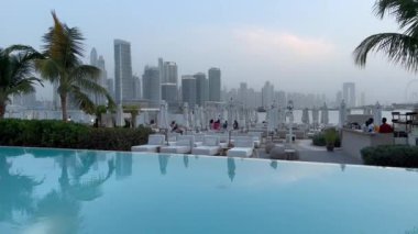 Dubai Palm Jumeirah adalarının manzarası. Sahile yakın lüks havuzlar. Dubai Jumeirah plajı ve BAE 'de Marina gökdelenleri. Arka planda Marina ve şehir merkezindeki gökdelenlerin bulunduğu Palm Jumeirah binaları.