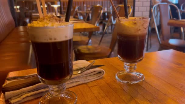 Две Чашки Ирландского Ликерного Кофе Столе Ресторане Два Двойных Латте — стоковое видео