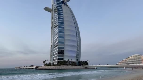 Dubai Burj Arab Hotel Uae 迪拜的豪华海滩和迪拜的阿拉伯伯杰海滩 Bur酒店是世界上最豪华的酒店 2010年在迪拜有七星级酒店 标志性的符号 — 图库视频影像