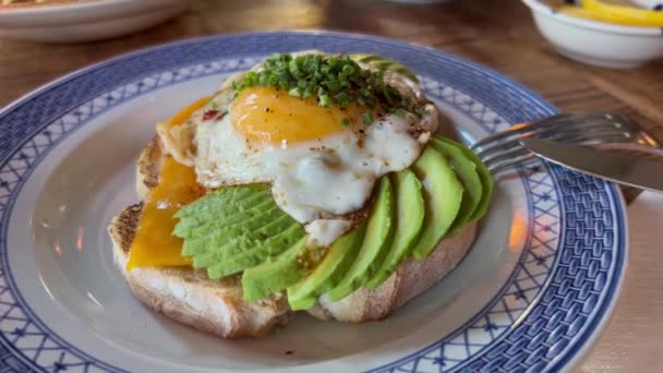 Smashed Alpukat Sandwich Dengan Rebus Telur Rebus Dengan Mengalir Kuning — Stok Video