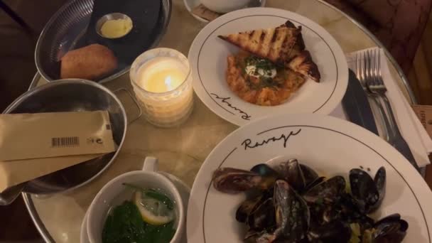 테이블에 소스에 레스토랑에서 식탁에 제공되는 신선한 해산물 이탈리아 전통적인 레스토랑에 — 비디오