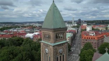 Göteborg 'un merkezine bak, İsveç. Şehrin çatısı, Landala ile birlikte vinter manzaralı. İsveç 'te Göteborg şehrinin ufuk çizgisinin yaz manzarası. Göteborg şehrinin çatıları panoramik manzaralı. İHA 