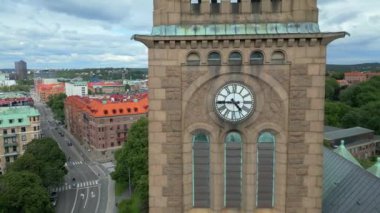 Göteborg 'un merkezine bak, İsveç. Şehrin çatısı, Landala ile birlikte vinter manzaralı. İsveç 'te Göteborg şehrinin ufuk çizgisinin yaz manzarası. Göteborg şehrinin çatıları panoramik manzaralı. İHA 