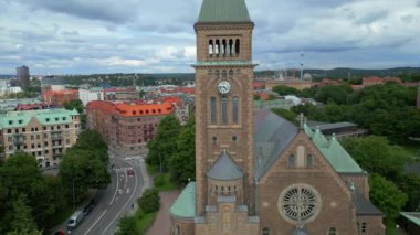 Göteborg 'un merkezine bak, İsveç. Şehrin çatısı, Landala ile birlikte vinter manzaralı. İsveç 'te Göteborg şehrinin ufuk çizgisinin yaz manzarası. Göteborg şehrinin çatıları panoramik manzaralı. İHA 