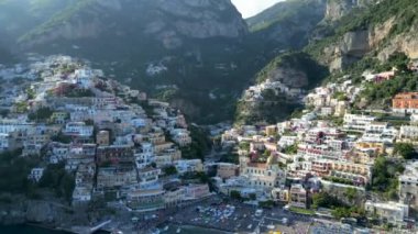 İtalya 'nın Amalfi Sahili' ndeki Positano kasabasıyla güzel bir manzara. Sahile inen tepelerde otelleri, Campania 'daki Amalfi Sahili' nde rahat plajları ve masmavi denizi olan güzel Positano. İHA