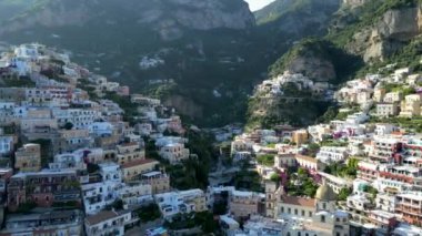 İtalya 'nın Amalfi Sahili' ndeki Positano kasabasıyla güzel bir manzara. Sahile inen tepelerde otelleri, Campania 'daki Amalfi Sahili' nde rahat plajları ve masmavi denizi olan güzel Positano. İHA