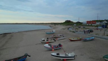 Klitmoller, Danimarka. Klitmoller sahilindeki tekneler. Soğuk Hawaii Klitmoller Avrupalıların en iyi rüzgar sörfü ve uçurtma sörfçüsüdür. Danimarka 'da manzara. Sahilde balıkçı tekneleri 
