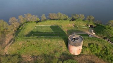Danimarka, Viborg 'da bulunan Hald Hovedgaard malikanesindeki eski kalenin insansız hava aracı görüntüsü. Hald 'de bahar manzarası, Dollerup Bakker, Viborg. Dollerup Bakker 'dan Hald Lake' e bakın. Jeolojik oluşumlar. 