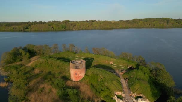 丹麦维堡豪尔豪尔豪德加德庄园的旧城堡的无人驾驶图片 春天的景色在Hald Dollerup Bakker Viborg 从Dollerup面包店俯瞰Hald湖 地质构造 — 图库视频影像