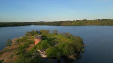 Danimarka, Viborg 'da bulunan Hald Hovedgaard malikanesindeki eski kalenin insansız hava aracı görüntüsü. Hald 'de bahar manzarası, Dollerup Bakker, Viborg. Dollerup Bakker 'dan Hald Lake' e bakın. Jeolojik oluşumlar. 