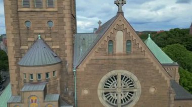 Göteborg 'un merkezine bak, İsveç. Şehrin çatısı, Landala ile birlikte vinter manzaralı. İsveç 'te Göteborg şehrinin ufuk çizgisinin yaz manzarası. Göteborg şehrinin çatıları panoramik manzaralı. İHA 