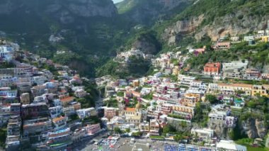 İtalya 'nın Amalfi Sahili' ndeki Positano kasabasıyla güzel bir manzara. Sahile inen tepelerde otelleri, Campania 'daki Amalfi Sahili' nde rahat plajları ve masmavi denizi olan güzel Positano. İHA