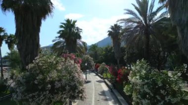 Alacakaranlıkta Salerno sahili, Salerno, Campania, İtalya deniz manzarası. Şehrin yüksek açılı manzarası. VEDUTA DEL LUNGOMARE DI SALERNO. Salerno Körfezi manzarası. Santa Teresa Sahili manzarası 