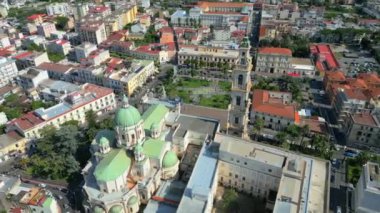  Şehrin Panoramik Manzarası ve İtalya 'nın Pompei şehrinde kutsanmış bakirenin kutsal mabedi. Pompeii 'deki Bartolo Meydanı' ndaki kilise, Kutsal Bakire Tapınağı