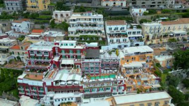 İtalya 'nın Amalfi Sahili' ndeki Positano kasabasıyla güzel bir manzara. Sahile inen tepelerde otelleri, Campania 'daki Amalfi Sahili' nde rahat plajları ve masmavi denizi olan güzel Positano. İHA