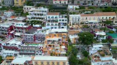 İtalya 'nın Amalfi Sahili' ndeki Positano kasabasıyla güzel bir manzara. Sahile inen tepelerde otelleri, Campania 'daki Amalfi Sahili' nde rahat plajları ve masmavi denizi olan güzel Positano. İHA