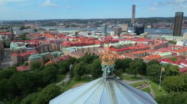 Skansen Kronan, Göteborg, İsveç. Göteborg İsveç 'teki Haga yerleşim alanı yakınlarındaki Skansen Krona dış duvarı ve Golden Crown Taş Kalesi binası. Altın tacın gerçek görüntüsü. 