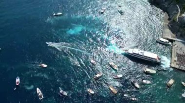 Amalfi sahilinde Positano, Salerno, Campania bölgesinde - İtalya. Turizm sezonu. Yüksek açılı tekneler demirlemiş. Lüks yatlar, Tyrhenian Denizi 'nde tekneler. Parlak güneşli bir gün. Uzayı kopyala Hava görünümü