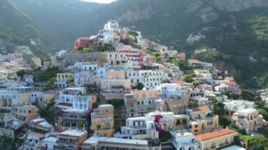 İtalya 'nın Amalfi Sahili' ndeki Positano kasabasıyla güzel bir manzara. Sahile inen tepelerde otelleri, Campania 'daki Amalfi Sahili' nde rahat plajları ve masmavi denizi olan güzel Positano. İHA