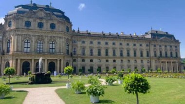 Wurzburg Konutu, Almanya. Bayern 'de Beliebtes Ausflugsziel: Ansicht vom Schlossgarten der Wurzburger Residenz, Bayern. Wurzburg malikanesinin güney kanadı. Wurzburg Konağı bir barok sarayıdır.