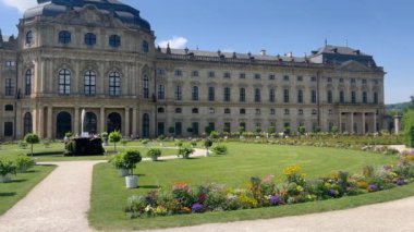 Wurzburg Konutu, Almanya. Bayern 'de Beliebtes Ausflugsziel: Ansicht vom Schlossgarten der Wurzburger Residenz, Bayern. Wurzburg malikanesinin güney kanadı. Wurzburg Konağı bir barok sarayıdır.