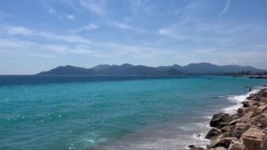 Cannes Körfezi manzarası. Cap Esterel, Cannes, Cte d Azur, Fransa. Cannes Plajı - Fransa, Provence-Alpes-Cote dAzur, Akşamları sahilden yatlara manzara. Deniz manzarası 