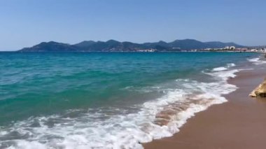 Cannes Körfezi manzarası. Cap Esterel, Cannes, Cte d Azur, Fransa. Cannes Plajı - Fransa, Provence-Alpes-Cote dAzur, Akşamları sahilden yatlara manzara. Deniz manzarası 