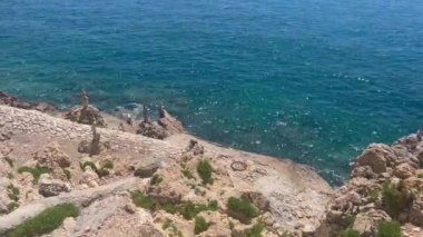 Nice, Fransa 'da plaj. Güzel bir sahil manzarası ve Angles 'da gezinti. Güzel, Cote dAzur. Günbatımında gezinti güvertesi. Fransız Rivierası. Avrupa yaz tatili, tatil konsepti. Akdeniz