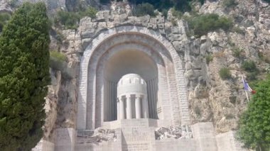 Güzel, Fransa - 10 Ağustos 2024. Birinci Dünya Savaşı 'nda ölenlerin anısına 1928' de inşa edilen Güzel Anıt aux Morts de Rauba Capeau Anıtı. Lüks tatil beldesi Fransız Rivierası