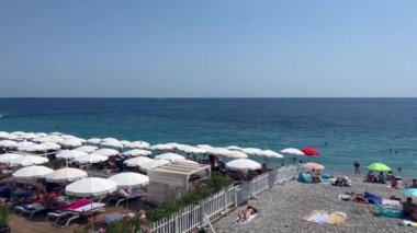 Nice, Fransa 'da plaj. Güzel bir sahil manzarası ve Angles 'da gezinti. Güzel, Cote dAzur. Günbatımında gezinti güvertesi. Fransız Rivierası. Avrupa yaz tatili, tatil konsepti. Akdeniz