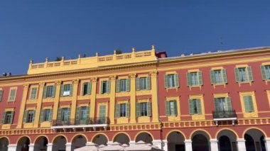 Güzel, Fransa - 1 Ağustos 2024: Apollo zaman atlamalı mermer heykeli ile The Sun Fountain du Soleil. Nice, Fransa 'daki binalar. Nice 'teki Massena Meydanı, Cote dAzur, Avrupa 