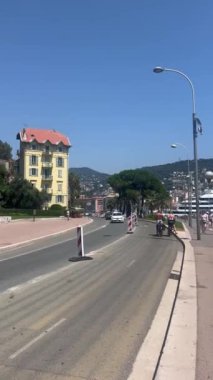 Güzel, Fransa - 1 Ağustos 2024: Apollo zaman atlamalı mermer heykeli ile The Sun Fountain du Soleil. Nice, Fransa 'daki binalar. Nice 'teki Massena Meydanı, Cote dAzur, Avrupa 